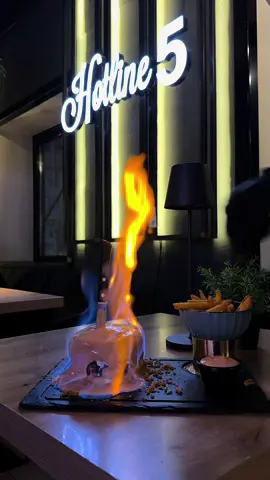 Welcome to Hotline 5 -  Amazing Smash Burgers in Vienna.