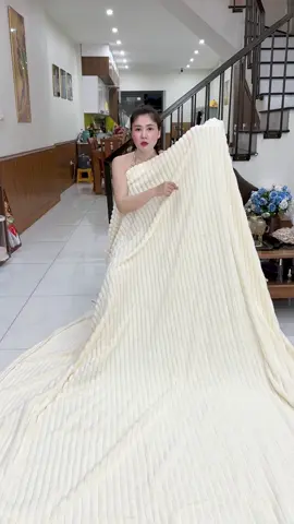 Chăn cứ gấp làm đôi nó to như này….#chăn #chanlong #xuhuong #chanmuadong #ngocanann 