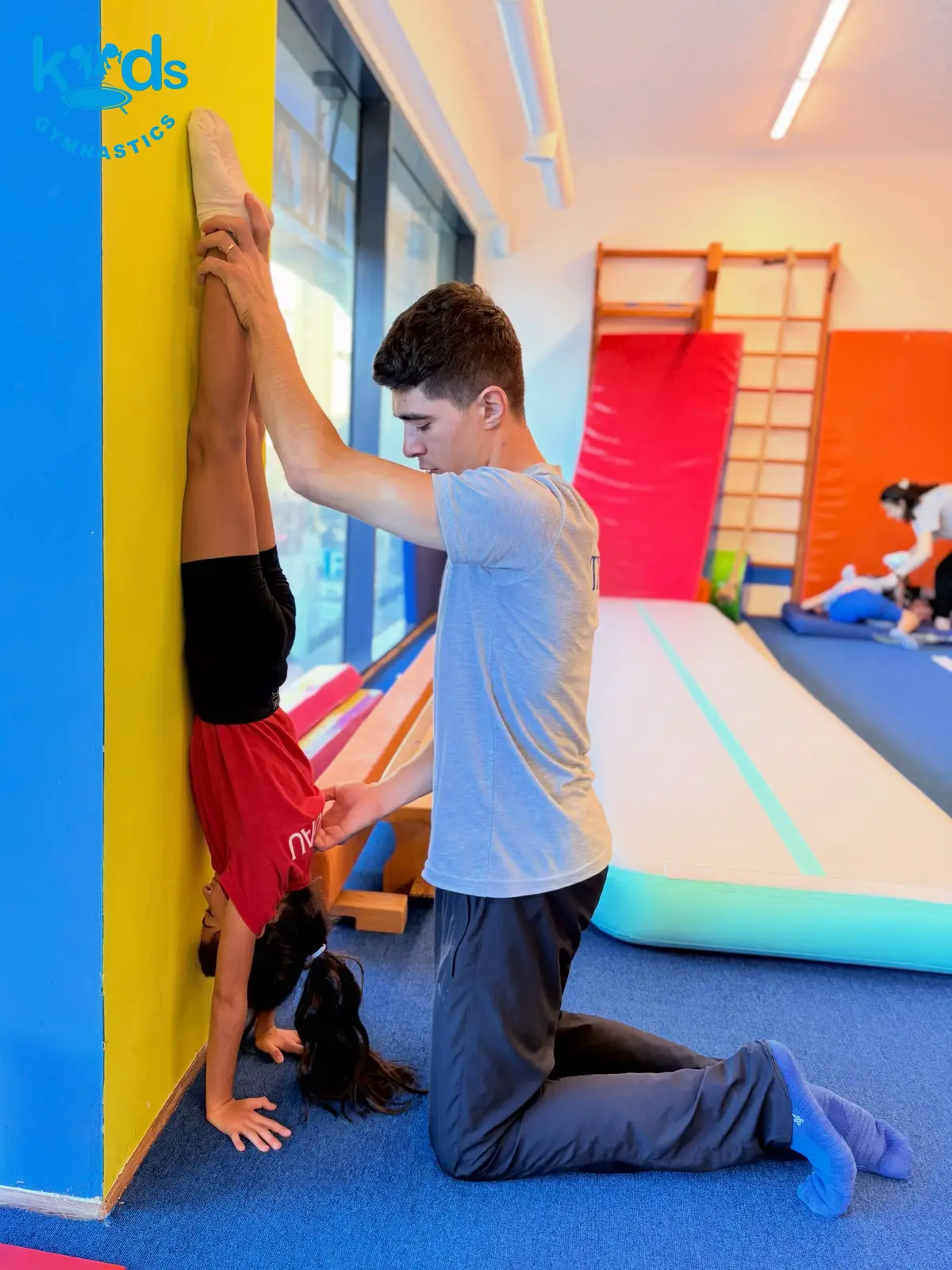 Hər kiçik addım böyük uğura aparır. 🤸‍♀️✨ Məşq zamanı düzgün dəstək uşağın həm gücünü, həm də özünə inamını artırır. Каждый маленький шаг ведёт к большому результату. 🤸‍♀️✨ Поддержка тренера усиливает силу и уверенность ребёнка.