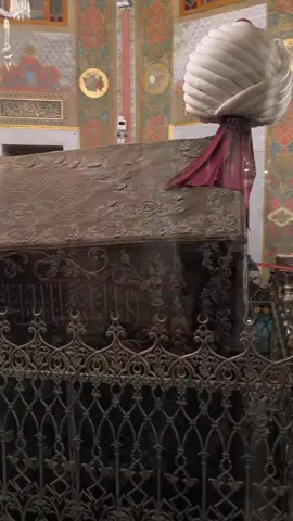 Fatih Sultan Mehmet Han Türbesi Burada; Peygamber Efendimizin “İstanbul elbet fethedilecektir. Onu fetheden komutan ne güzel komutan…” müjdesine mazhar olan büyük komutan yatmaktadır. Henüz 21 yaşında, çağları değiştiren bir fetihle İstanbul’u İslam’ın nurlu şehrine dönüştürdü. Sadece bir hükümdar değil; Adaletin, ilmin ve cesaretin timsaliydi. Bu mübarek türbe, Fatih’in sarsılmaz iradesinin sessiz bir şahididir. Ruhu şâd, mekânı âli olsun… Tomb of Sultan Mehmed the Conqueror Here lies the great commander who was honored by the Prophet’s blessed prophecy: “Istanbul will surely be conquered. How wonderful is the commander who conquers it…” At the age of just 21, he changed the course of history, transforming Istanbul into the luminous city of Islam. He was not only a ruler, but a symbol of justice, knowledge, and courage. This sacred tomb stands as a silent witness to his unshakeable legacy. May his soul rest in peace… #osmanlı #ottomanempire #fatihsultanmehmet #fetih1453 #keşfet 