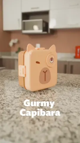 Gurmy Capibara Código  *25062* por sólo *$219* El Gurmy más divertido y funcional es el Gurmy Capibara Betterware. Esta solución para tus peques evita derrames gracias a su sello hermético. Cuenta con 2 niveles y 5 compartimentos para llevar el lunch más completo. Tiene una capacidad total de 1L e incluye contenedor pequeño para snacks y cuchara. Polipropileno y Silicón. Capacidad: 1 L. 20 x 19 x 9 cm. Incluye cubierto y contenedor para aderezo de 80 ml. Compra aqui tus productos favoritos👇🏻 https://betterware.com.mg x/MARUSOLUCIONES  con #betterware disponibles en  #catálogobetterwarediciembre2025  #productosbetterware #capibara #betterwareveracruz 