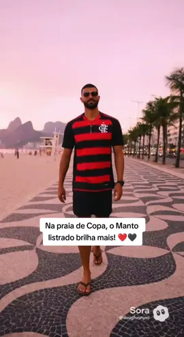 Na praia de Copa, o Manto listrado brilha mais! ❤️🖤 Nada combina mais com o Rio do que o vermelho e preto na orla de Copacabana. A camisa listrada do Flamengo te deixa estiloso, confiante e com aquele charme carioca único. Sol, mar e Mengão: impecável. #Flamengo #MantoSagrado #Copacabana #tiktokshop #tiktokshopchegou 