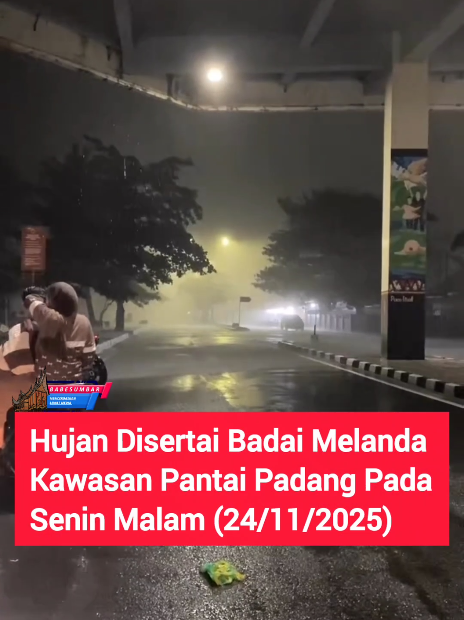 Hujan disertai badai melanda kawasan Pantai Padang pada Senin malam (24/11/25).  🎥 larasyaf_ #Padang