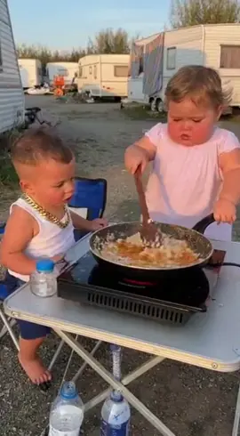 Miam les bonnes pâtes à la bokoniaise de la Cindy 🍝#babyai #gitan 