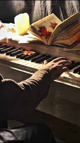 Nə Canan var nə canımda can qalıb, Həsrət məni haldan-hala, dərdə salıb. Qışqırığım göy qübbədə alov alıb, Vurduğun bu qəlbin alovlarıyla, Hər nəfəsdə adını pıçıldayıb… 🌹• Mamedov Orxan 🌙🦢 #hesretinden #pianobymamedov #fypシ゚ #kesfet #piano 