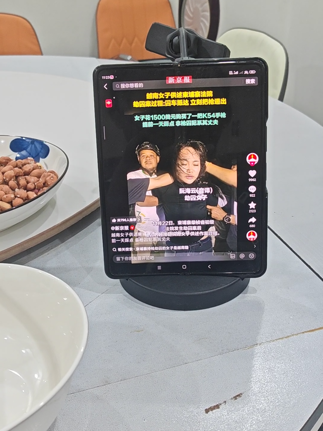 Hãy xem tin tức để biết người phụ nữ Việt Nam hiện đang làm gì. #PhụnữViệtNam #NhânViênNhàHàng #PhụNữLẻLẻ