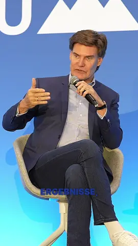 Erfasst endlich Arbeitsleistung statt Arbeitszeit! Kein einziger Konzern der Welt schreibt in seinen Geschäftsbericht: „Alle waren morgens pünktlich da und sind lange geblieben.“  Warum? Weil es am Ende um den Umsatz und den Gewinn geht, nicht um die Anwesenheit oder die Anzahl der Arbeitsstunden.  Nehmen wir zwei Mitarbeiter: ➡️ Person A hat eine einfache Aufgabe und braucht acht Stunden. ➡️ Person B übernimmt eine anspruchsvollere Aufgabe und ist nach vier Stunden fertig. Und wen loben viele Unternehmen? Leider meistens die Person, die länger da war. Aber die echte Leistung kommt von der Person, die mehr bewegt hat. Und dabei ist die Arbeitszeit kein Indikator für Produktivität. Ergebnisse sind es. Wir müssen uns dringend klar machen: Es geht um Resultate und nicht darum, wer um wie viel Uhr angefangen hat, wie lange der Laptop offen war oder wer den längsten Tag im Büro hatte.  Wie seht ihr das?  #leistung #arbeitszeit