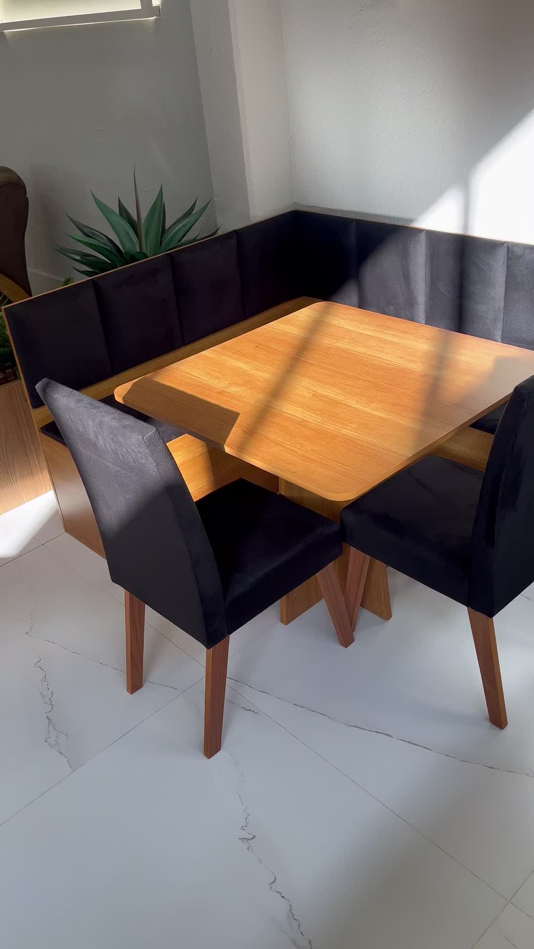 Diga adeus ao aperto! 👋 Otimize o espaço da sua sala de jantar sem abrir mão do conforto e da beleza com o Canto Alemão Gourmet! Essa peça inteligente aproveita o canto do ambiente, oferecendo mais lugares para sentar do que as mesas tradicionais. O acabamento em Mel e o Veludo Preto garantem a sofisticação que a sua casa merece. Seja para um café rápido ou um jantar especial, ele é a solução ideal! ☕ Gostou? Clique no link da Bio para ver todos os detalhes e dimensões! #OtimizaçãoDeEspaço #MóveisFuncionais #ApartamentoPequeno #DecoraçãoDeApartamento #CozinhaGourmet #CantoAlemãoGourmet #VieroMoveis