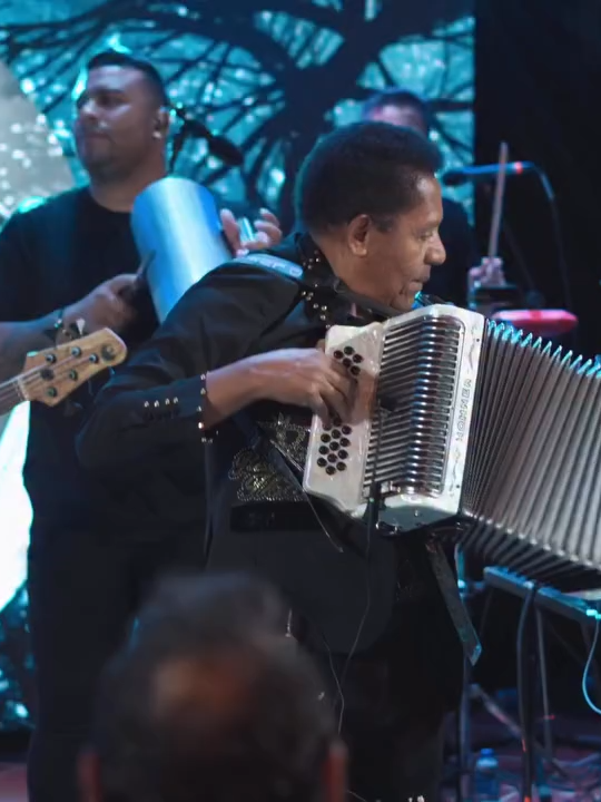 ✨ Elder Dayán Díaz sorprende con un nuevo adelanto de “Homenaje de Oro” ✨ El artista vallenato sigue elevando la expectativa rumbo al lanzamiento oficial este 4 de diciembre. 🎶🔥 ¿Listos para este homenaje lleno de sentimiento y tradición? 🇨🇴🎤 #ElderDayánDíaz #HomenajeDeOro #Vallenato #NuevoÁlbum #Estreno #4DeDiciembre #MúsicaColombiana