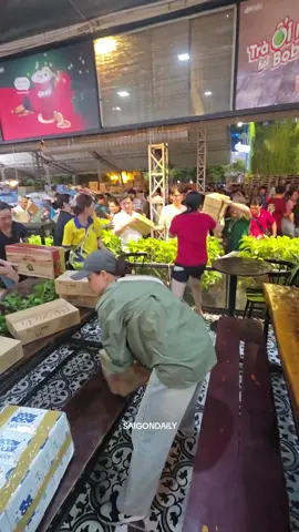 Hàng cứu trợ tập kết gặp mưa, tình nguyện viên nháo nào thu gom #cuutromientrung #baolut #saigondaily 