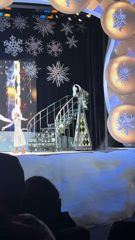 Snoopy dancing to Juan Gabriel is wild 🤣🤣🤣 #knottsberryfarm #knottsmerryfarm #snoopyonice #querida #snoopysnightbeforechristmas 