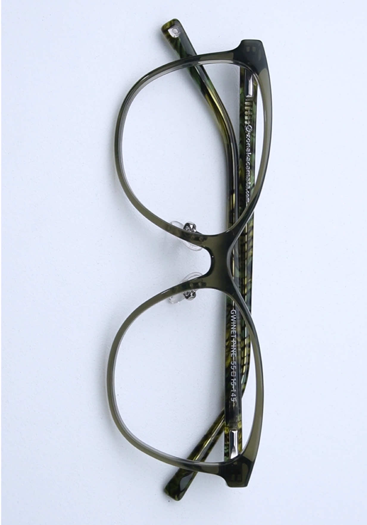 Gwinet hadir dengan siluet soft cat eye yang dihitung secara presisi: sudutnya dibuat cukup lembut untuk memberi kesan halus, namun tetap menciptakan kontur wajah yang lebih terangkat dan terdefinisi. Nosepad Asian Fit-nya dibuat agar menjadi titik tumpu yang tepat, sehingga frame terkunci stabil di hidung, minim melorot, dan tidak meninggalkan tekanan berlebih. Setiap sudut Gwinet dibangun dengan ergonomic fitting: kurva tangkai, sudut buka engsel, hingga jarak frame ke wajah disesuaikan agar terasa seimbang, ringan, dan menyatu dengan kontur alami wajah kamu. 🔥 Hasilnya, dipakai seharian tetap nyaman tanpa sadar kamu sedang berkacamata. ✅ Termasuk free lensa Screen Safe Klir. ✅ 1-Year Warranty. Kalau patah? Kamu tinggal datang, kami ganti baru! #zonakacamata #asianfit #kacamataasianfit 