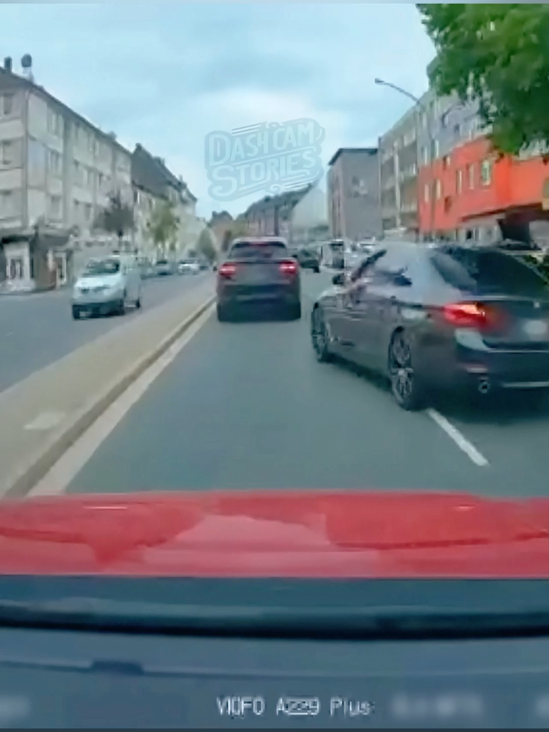 Wer ist hier eigentlich im Unrecht? Er hat zwar geblinkt, aber viel zu abrupt abgebogen und nicht einmal in den Spiegel geschaut. Wie soll man da bitte noch rechtzeitig reagieren? #roadrage #furdich #saferoad #dashcam #dashcamcrash #roadsafety
