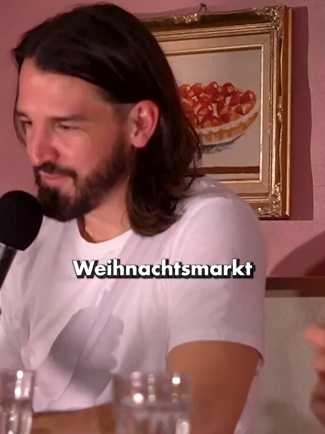 Weihnachtsmarkt Mit genug Glühwein geht alles… aber es ist und bleibt weird. #Weihnachtsmarkt #Advent #kalt #warum #Haltestelle