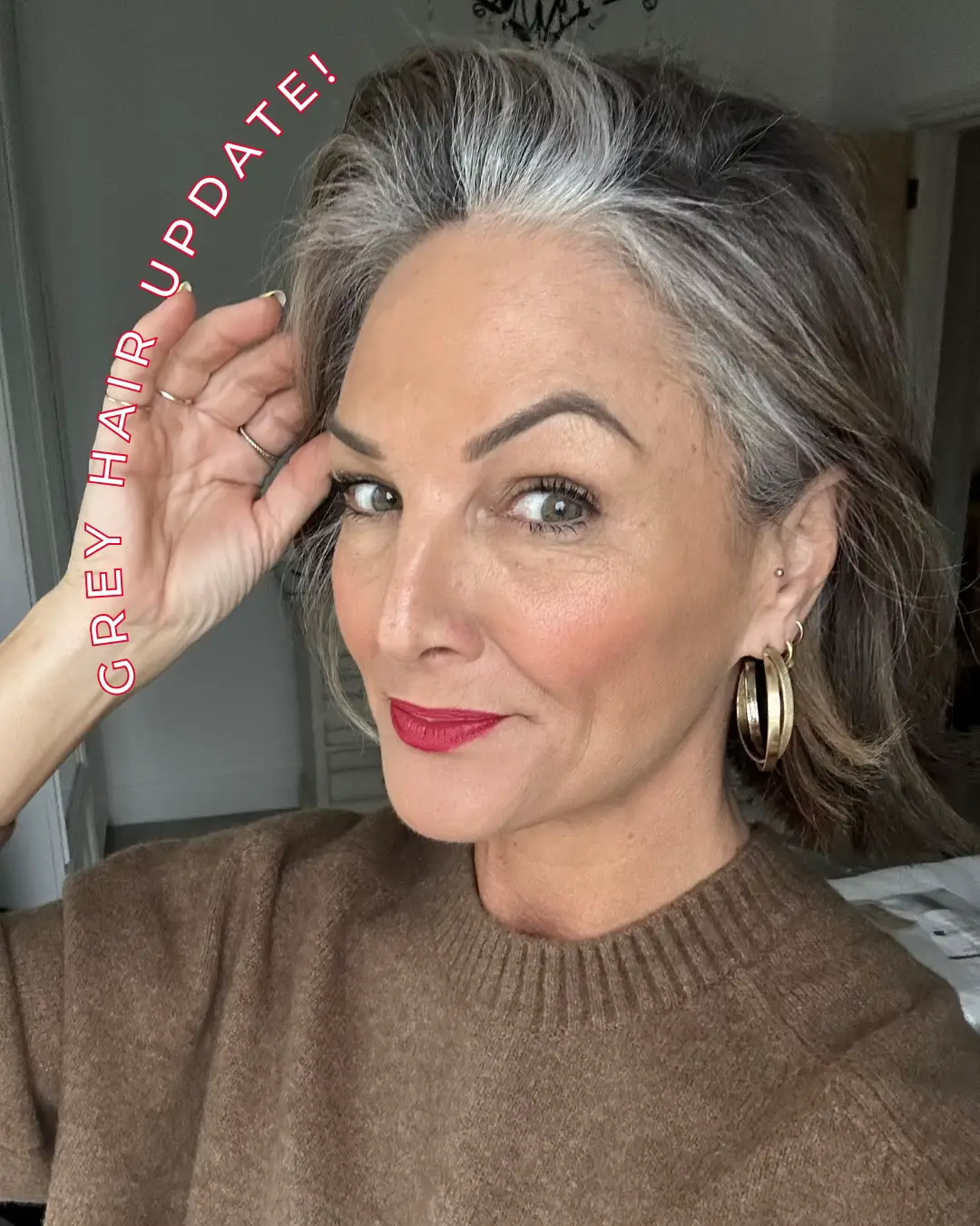 After another appointment with @karla_osborne_hair I thought I’d give you an update! 💇‍♀️ We’re slowly getting closer to the colour that we’re after…I’ve started warming up my makeup routine to counteract the duller hair colour, using a slightly darker foundation shade that focuses on radiance and glow ✨  Blusher will become your best friend as well as a brighter lip. For me, that is of course the Lip to Cheek pencil!  Let me know if you have any questions about my journey and stay tuned for more! 💕 #greyhair #greyhairtransformation #greyhairtips #greyhairjourney 