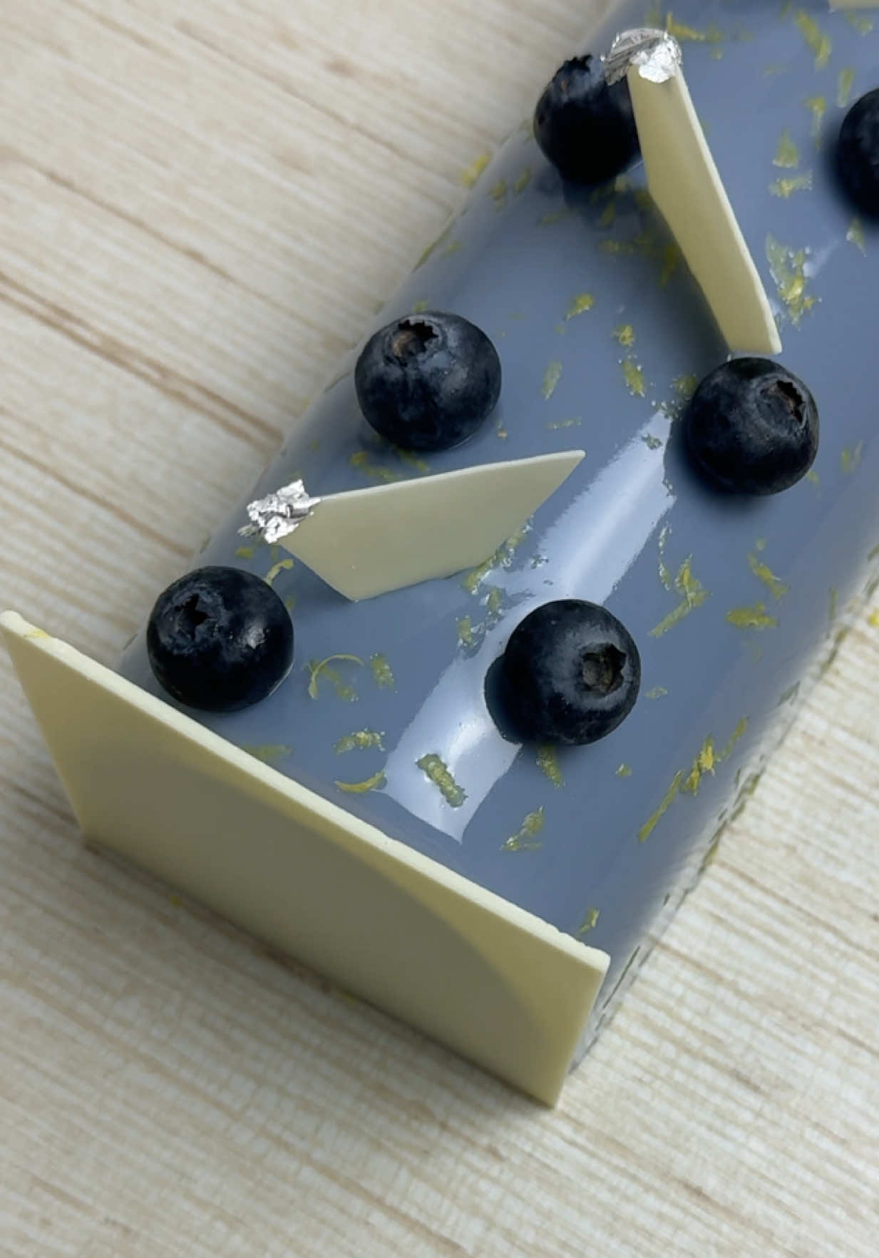 🇫🇷 Bûche myrtille citron. Retrouvez la recette dans l’édition Noël de mon e-magazine. Lien en bio (en haut de mon profil).  🇬🇧 Blueberry–Lemon Bûche. Find the recipe in the Christmas edition of my e-magazine. Link in bio (at the top of my profile). 🇪🇸 Bûche arándano limón. Encuentra la receta en la edición de Navidad de mi revista digital. Enlace en la bio (arriba en mi perfil). 🇮🇹 Bûche mirtillo limone. Trovi la ricetta nell’edizione di Natale del mio rivista digitale. Link in bio (in cima al mio profilo). 🇸🇦 بوش توت بري وليمون تجدون الوصفة في إصدار بعيد الميلاد من مجلتي الإلكترونية. الرابط في السيرة (أعلى صفحتي). . . . . . #asmr #patisserie #fyp #foryou #pourtoi 