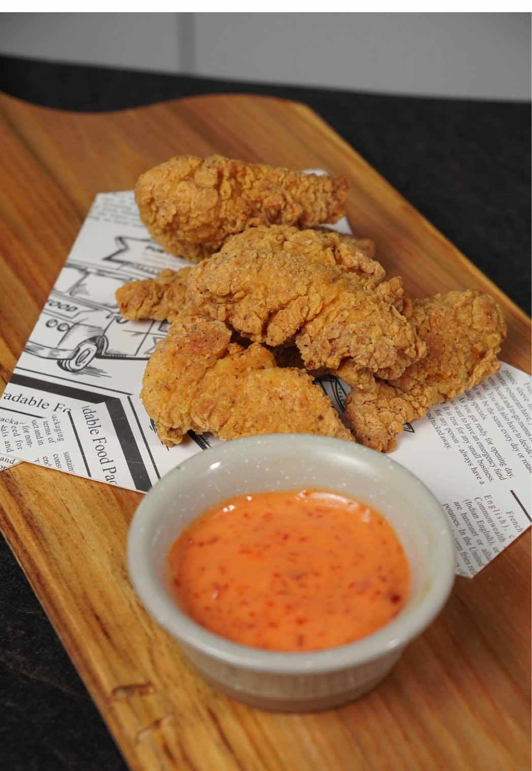 Flamin’ Chicken Tenders  Făcute din mușchiuleț de pui, ușor picante și crocante, sunt perfecte pentru prânz, cină sau snack rapid. Se prepară rapid la cuptor sau în air fryer și pot fi servite alături de garnitura preferată. Sos Asiatic ușor picant  Ingrediente: •	2 linguri maioneză •	1 lingură sos Sriracha (sau după gust) •	1 -2 lingură dulceață de ardei iute •	½ linguriță zeamă de lămâie (opțional, pentru prospețime) Mod de preparare: 1.	Amestecă toate ingredientele într-un bol mic până obții un sos cremos și uniform. 2.	Ajustează iuțeala după gust. 3.	Servește alături de Flamin’ Chicken Tenders calzi, rumeniți la cuptor sau air fryer. Tip: Sosul poate fi folosit și ca dip sau pentru a adăuga un twist picant la alte preparate asiatice rapide. 📍 Le găsești în Kaufland, Carrefour și Sezamo. @Edenia Foods #edenia.foods #mancare #mancareasiatica #chickentenders   