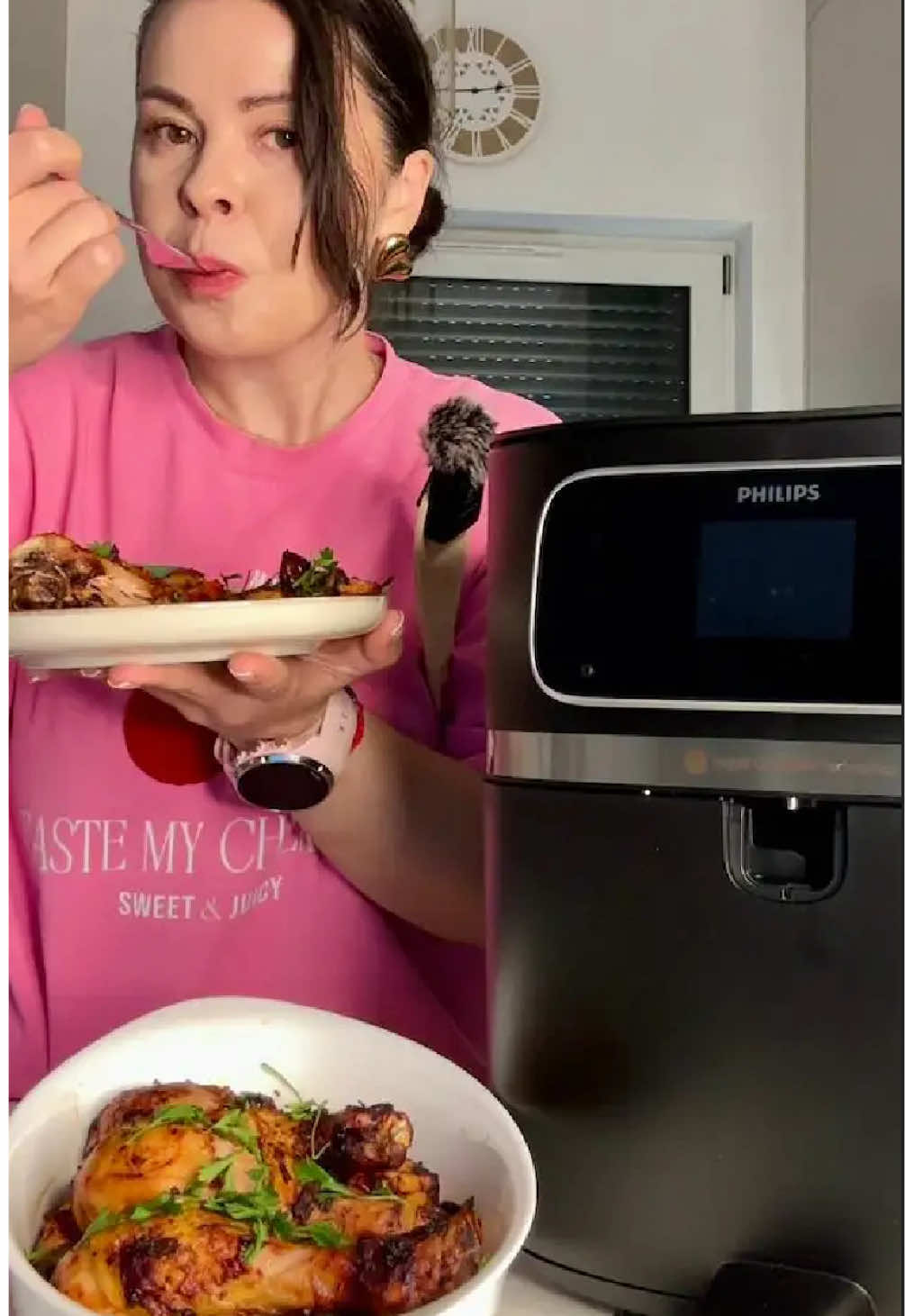 Nowe dania. Nowe nawyki. Z Philips Ovi Smart 2.0 gotowanie może być prostsze, szybsze i zdrowsze!  Wrzucasz składniki, wybierasz tryb – a resztę robi za Ciebie Ovi. Współpraca reklamowa z @PhilipsHomeLivingPL  Jednogarnkowy obiad Składniki (2–3 porcje): 4–5 pałek z kurczaka 3–4 ziemniaki 2-3 pomidory  3 łyżki koncentratu pomidorowego 3 ząbki czosnku garść świeżej pietruszki 2 łyżki oliwy 1 łyżka sosu sojowego 1 łyżeczka słodkiej papryki ½ łyżeczki kurkumy ½ łyżeczki kuminu ½ łyżeczki mielonego imbiru sól i pieprz do smaku pół łyżeczki cukru W misce wymieszaj koncentrat pomidorowy, starty czosnek, sos sojowy, oliwę, cukier i wszystkie przyprawy. Natrzyj marynatą pałki, odstaw na minimum 30 minut (może być cała noc w lodówce). Ziemniaki pokrój w grubą kostkę, pomidory na pół. Wymieszaj je w reszcie marynaty. Najpierw włóż warzywa do kosza, ułóż na nich pałki z kurczaka, piecz w 180°C przez 30 minut, w połowie przewróć mięso i przemieszaj warzywa, jeśli lubisz bardziej przypieczone – pod koniec daj tryb 200°C na 5 minut. Smacznego! #PhilipsOvi #OviMiToZrobi #OviSmart #novinkikulinarne 