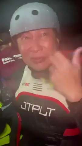 วินาทีที่พี่ๆตำรวจและพี่ๆทหารไปช่วยพี่เปิ้ลออกมาได้  เมื่อสักครู่นี้ สถานการณ์ตอนนี้น่าสงสาร หดหู่มาก ทางทีมพี่เปิ้ลจะรีบนำทีมงานกลับไปรับพี่ๆนะคะ รอก่อนนะคะ กลับไปรับพี่ๆแน่นอน อาหารโรงครัวแม่จูนก็กำลังทำกันแบบไม่ได้พัก ส่งออกทุกมื้อ  ทำอาหารให้เต็มที่สุดๆ รอพรุ่งนี้นะคะ นาครกับทีมกลับไปวางแผนกันใหม่นะคะ #น้ำท่วมหาดใหญ่ #หาดใหญ่ #เปิ้ลนาคร #อุทกภัย 