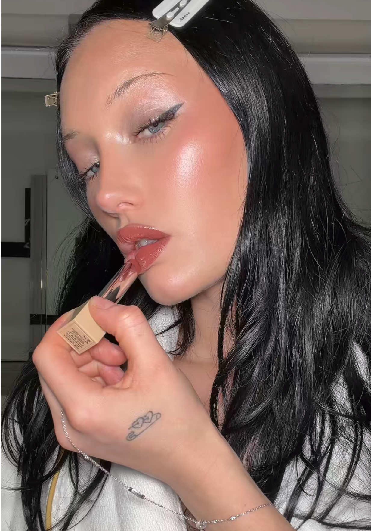 the glowiest glam @Burberry 🖤