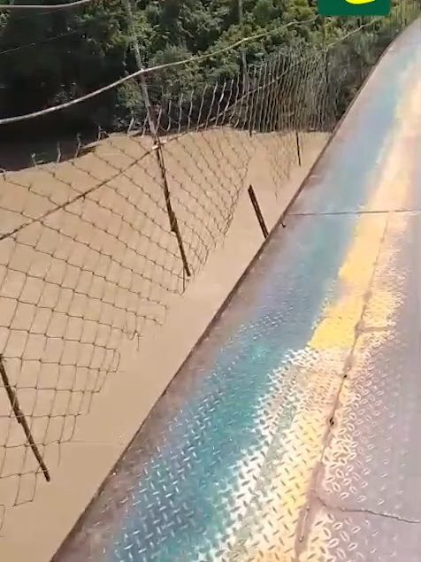 [VIALIDAD] ATENCIÓN: #MoronaSantiago, en el cantón #Tiwintza se suspende el tránsito vehicular y peatonal a través del puente sobre el río Santiago debido a daños en su estructura ❗ Existiría desprendimiento de planchas de tol y de varillas. Autoridades de la localidad acudieron a la zona para colocar una cinta preventiva.  Solicitan la intervención inmediata del Gobierno Provincial y más entidades competentes. #noticias #moronasantiago #puente