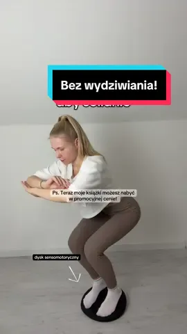 Nie musisz robić skomplikowanych ćwiczeń, żeby poćwiczyć… Czasem wystarczy stanąć, przenieść ciężar ciała, poruszyć nogą czy zrobić kilka naturalnych ruchów 😇 👉 Dzięki takim prostym ruchom wykonanym na dysku sensomotorycznym: • poprawiasz równowagę • wzmacniasz głębokie mięśnie • uczysz ciało stabilizacji Ruch może być naprawdę prosty - spróbuj! 🙌  Czarny Piątek już trwa! 🖤 Wszystkie książki są teraz dostępne w promocyjnych cenach - idealny moment, żeby uzupełnić swoją biblioteczkę o solidną dawkę wiedzy z fizjoterapii i treningu! 📚🔥 Nie przegap okazji - promocje tylko przez ograniczony czas!
