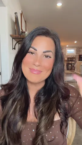 I’m telling you giftgiving just got a whole lot easier with the new lip oil balm set by @Saltair Body ! Not only are the colors absolutely gorgeous, but they are hydrating and nourishing, and you can split them up and gift them to several different people or you can keep them for yourselves, no judgment here! #saltair #saltairlipoilbalm #lipbalm #lipoil #ttsnortheast 