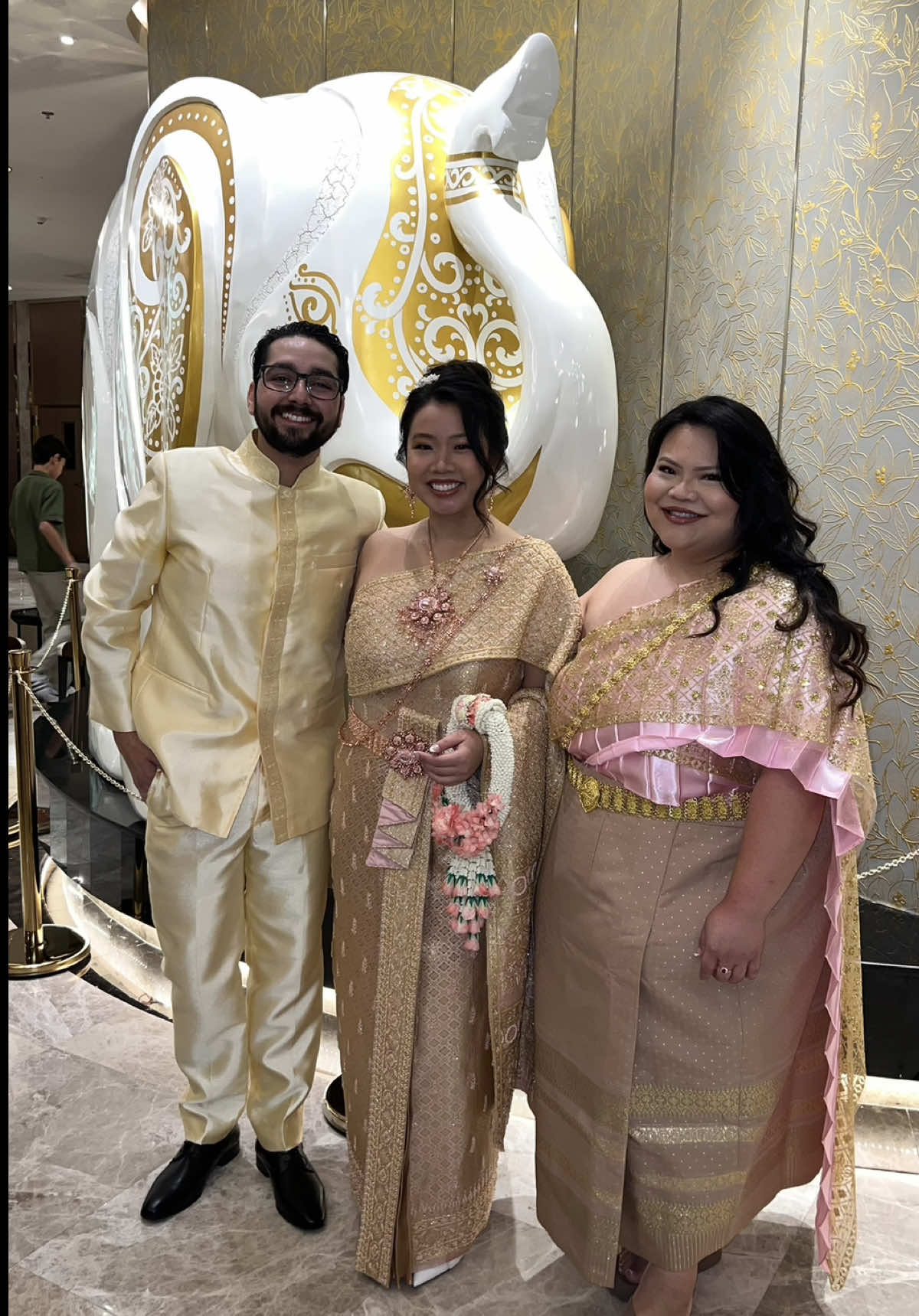 1 year and I’m still here #thirdwheeling Happy 1 year wedding anniversary🥹🩷 @bosinso   #funny #sisters #3rdwheeling #relateable 