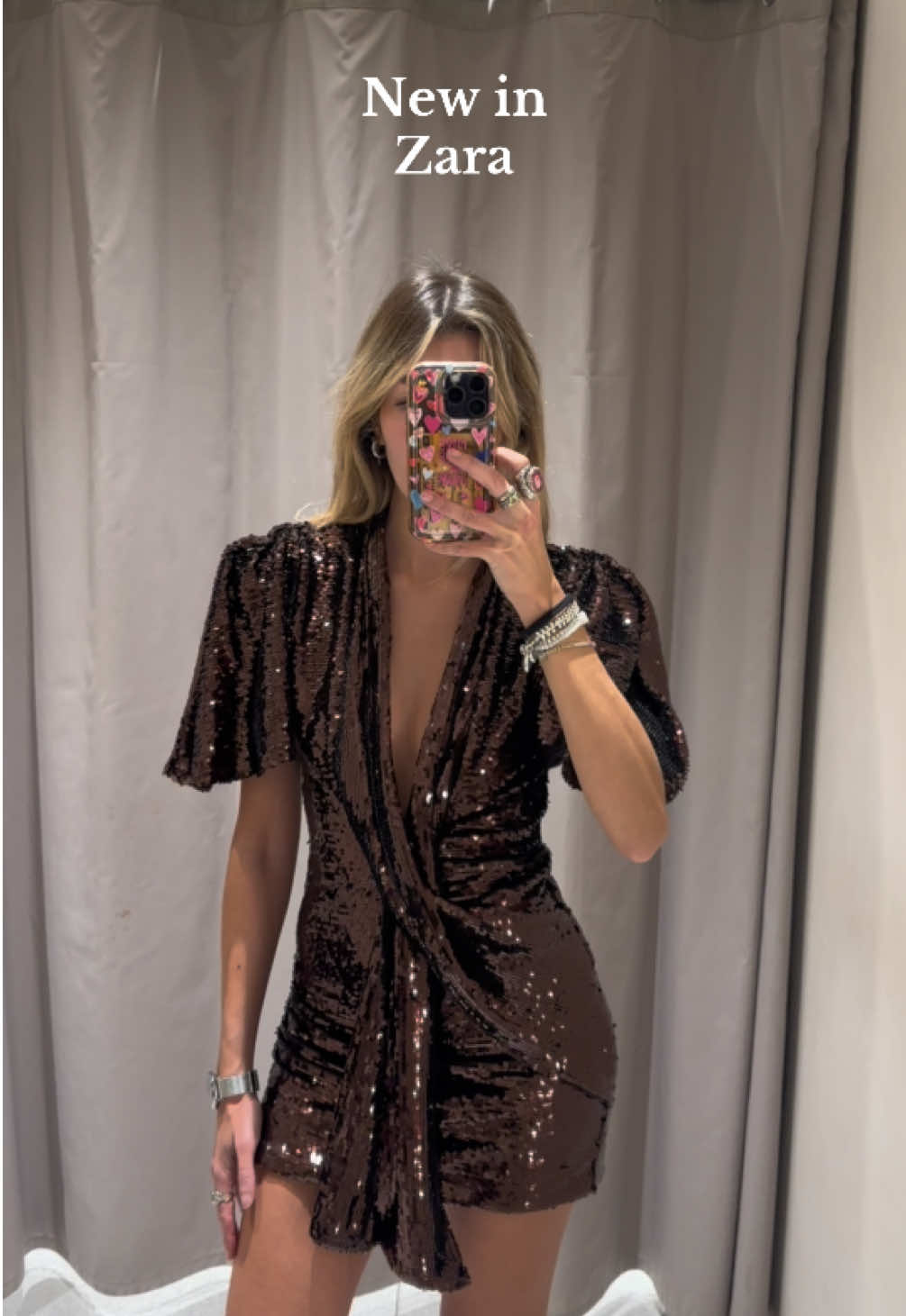 Girls, run to Zara! Hoy ha llegado esta novedad, el vestido de lentejuelas con el que todas soñamos✨ REF Vestido: 4772/279/700 REF Tacón: 1211/610/116 #zara #getreadywithme #zarahaul #festive #eventos