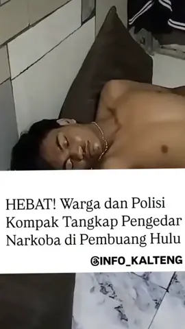 Sebuah video singkat (30 detik) viral pada Senin (24/11) di media sosial, menampilkan warga Kecamatan Hanau, Seruyan, melakukan penggerebekan dan mengamankan seorang pria yang dicurigai sebagai pengedar sabu. Aksi penangkapan swadaya ini terjadi di belakang SMAN 1 Hanau, lingkungan padat penduduk. Dalam rekaman, warga terlihat berupaya mengamankan terduga sambil memanggil polisi. Kasatresnarkoba Polres Seruyan, Iptu Dwi Tri Yanto, membenarkan bahwa pihak kepolisian sedang menyelidiki dan memverifikasi kebenaran insiden tersebut. Hingga kini, polisi belum merilis identitas terduga pelaku atau rincian barang bukti. Aparat mengimbau masyarakat untuk menunggu keterangan resmi dan menyerahkan seluruh proses hukum kepada pihak berwenang. #info_kalteng kalteng