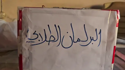 #جرت اليوم في متوسطة المختار المختلطة انتخابات برلمان الطلبة وسط أجواء ديمقراطية ممزوجة بالابتسامة، وذلك تنفيذًا لتوجيهات وزارة التربية وبمتابعة من مديرية تربية محافظة النجف الأشرف / قسم الإشراف الاختصاصي، وبإشراف مباشر من لجنة حقوق الإنسان في المدرسة. وقد تولّت اللجنة شرح وتوضيح مفهوم البرلمان الطلابي للطلبة، إلى جانب بيان آلية إجراء الانتخابات وأهميتها في ترسيخ ثقافة الديمقراطية داخل الوسط المدرسي. وشهدت الانتخابات تنافس أكثر من ٣٠ طالبًا وطالبة على ٨ مقاعد، بهدف تعزيز مبدأ حرية التعبير والاختيار السليم لدى الطلبة. وبعد إعلان الفائزين بالمقاعد الثمانية، جرى اختيار رئيس البرلمان الطلابي من بينهم. ويُذكر أن متوسطة المختار المختلطة تُعد من المدارس المتميزة في تطبيق ونشر مفاهيم حقوق الإنسان، عبر منح الطلبة مساحة للتعبير والمشاركة ومناقشة مختلف القضايا مع الجهات ذات العلاقة، بما يسهم في بناء جيل واعٍ ومسؤول