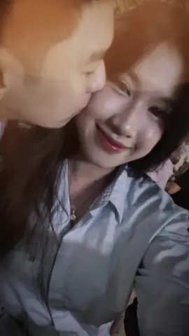 Hứa với em là đừng che giấu khi anh đau, thật không công bằng khi chúng ta cùng nhau cười nhưng anh lại khóc một mình.