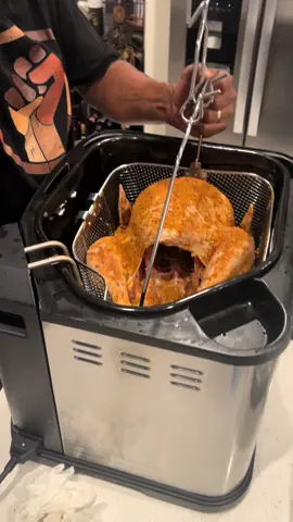 just a reminder to be safe while cooking and drop those turkeys SLOW!!!! we used the masterbuilt xl deep fryer by @Masterbuilt   #thanksgiving #turkey #besafe #share #fyp 