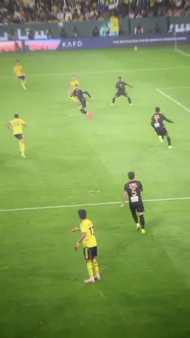 ronaldo mencetak gol bicycle kick di umur 40 tahun. bro pikir ia melakukannya di waktu muda 🐐🔥 #cr7 #ronaldo #goat #dimasmzhi