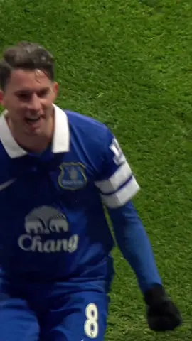 🇨🇷💙 Bryan Oviedo with a late winner at Old Trafford? LIMBS. #everton #PremierLeague #football #goal 