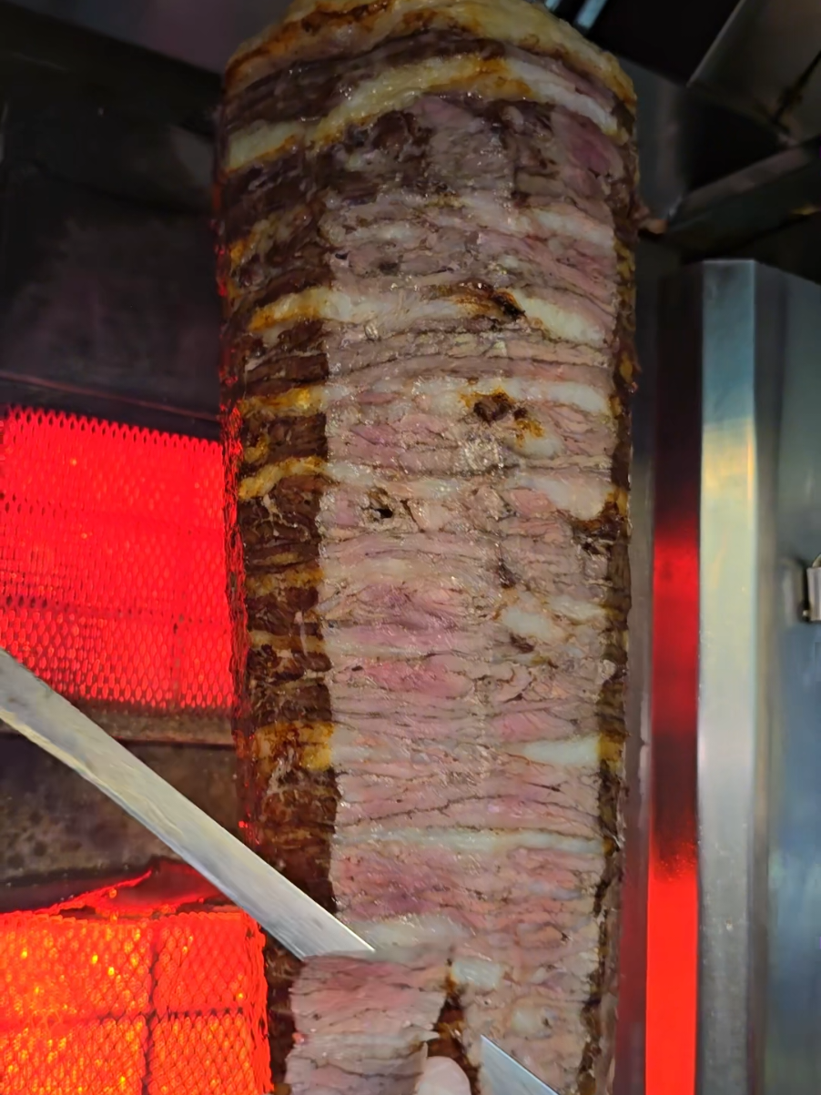 الشاورما اللحم عند الميدان الدمشقي مستحيل تلاقي متلها  معقول لهلق ما جربتها ؟؟ 📍عجمان - الراشدية 1 للطلب والاستفسار يرجى التواصل على الارقام : ‏‏Tel : 067406441 Mob: 0543107676 #عجمان #فروج #فروج_ماكينة مطعم الامارات