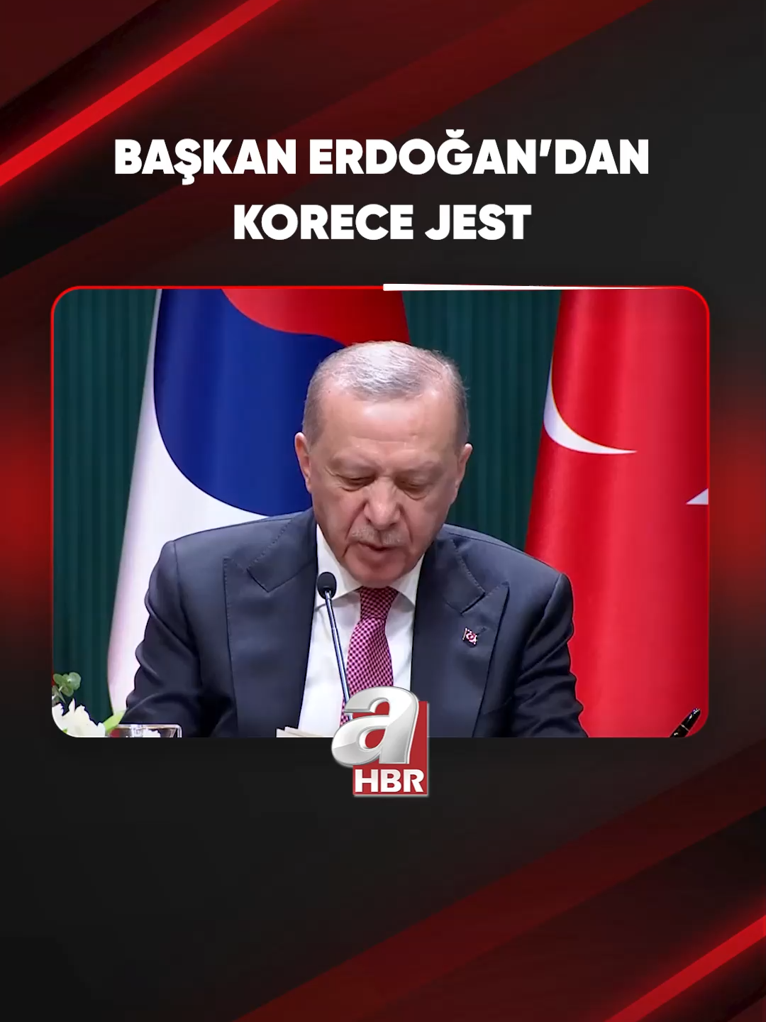 BAŞKAN ERDOĞAN'DAN JEST   Başkan Recep Tayyip Erdoğan, Güney Kore Devlet Başkanı Lee Jae Myung ile birlikte düzenlediği ortak basın toplantısında Güney Kore Devlet Başkanı Lee'nin eşinin öğretmenler gününü kutladı ve konuşmasını Korece teşekkür ederek bitirdi.