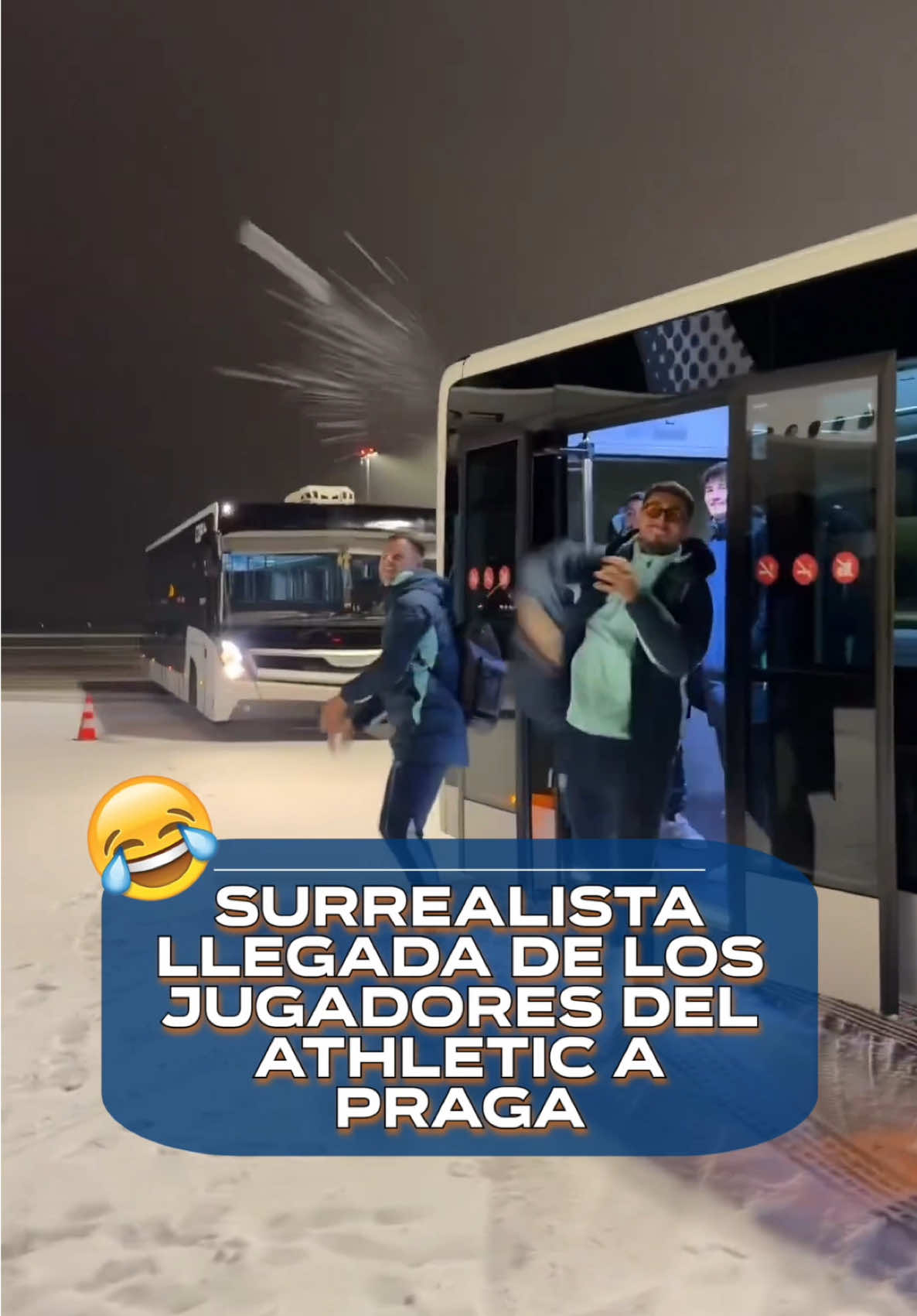 🤣⛄️ ¡GUERRA de BOLAS NIEVES en la EXPEDICIÓN del ATHLETIC en República Checa!  👀 Atención al divertido momento en su llegada a Praga para jugar este martes en Champions. #tiktokfootballacademy #deportesentiktok #deportesentiktok 