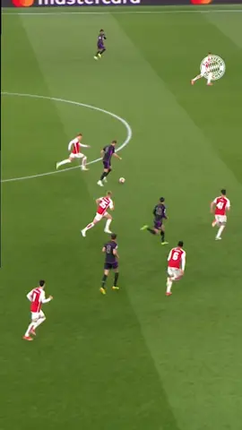 How does this work? 🤯 Harry Kane's incredible passes last year against Arsenal.