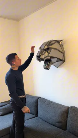 Cette tête de tigre est composée de 67 pièces en acier brut de 1,5 mm. Chaque pièce est pliée, ajustée et soudée au TIG au degré près, avec des angles parfaitement respectés pour donner vie à cette œuvre unique🐯 Assemblage : Soudure apparentes Finition : Vernis antirouille brillant  Poids : 12,6 kg ➡️ Vous souhaitez acquérir cette sculpture ? Rendez-vous dans le lien de ma bio, puis remplissez le formulaire de contact. Les modèles 2/3 et 3/3 sont encore disponibles ! #tiger #art #welding #weldernation #tigre 