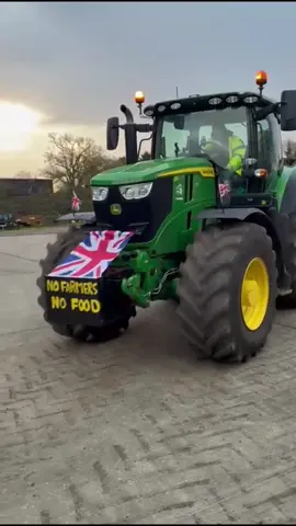 Day of unity 🇬🇧🚜 east Anglian farmers came together with 100 tractors #backbritishfarming🇬🇧 #dayofunity 