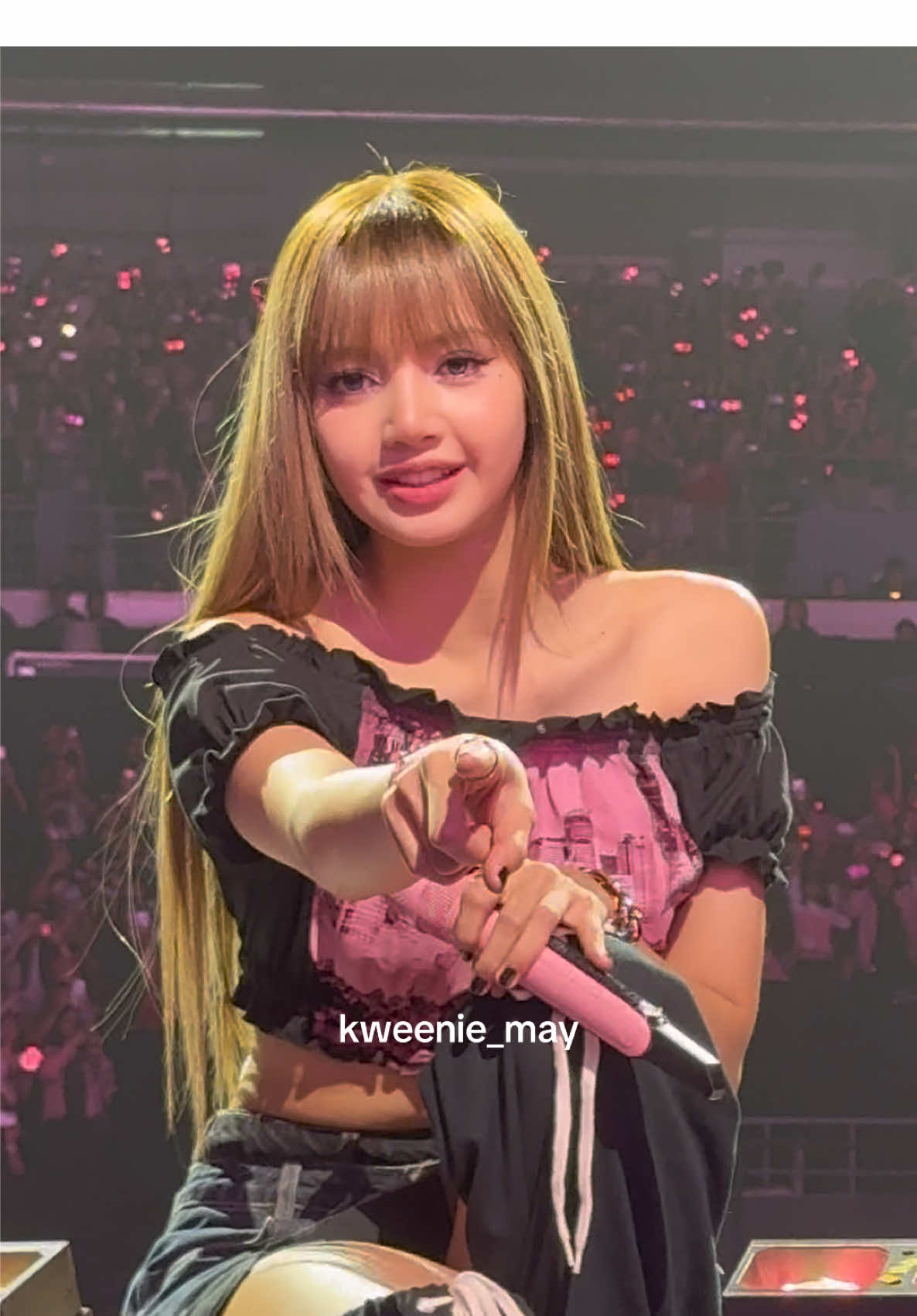 Lisa taking a selfie with my disposable film camera still feels surreal 😭 she even wound the film~ Thank you so much, @LISA 💛 and also Alice @LLOUD 😆🫶 for this unforgettable memory! #deadline_in_bulacan 