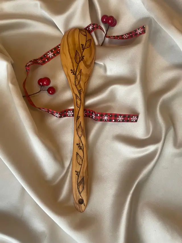 ✨ Small Business Saturday at Refined & Co.  Made from premium olive wood and hand-burned with delicate designs, each spatula is a one-of-a-kind piece of art for your kitchen. Strong, beautiful, and completely food-safe — perfect for cooking, gifting, or adding a natural touch to your home. This Saturday is Small Business Saturday, and we can’t wait to welcome you at Refined & Co. Enjoy special offers, unique handmade gifts, and support local makers like Saja Craft. 🛍️ Come shop with us this Saturday or send us a DM to place your custom order! ✨ Your kitchen deserves something beautiful. ✨