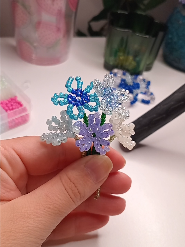 beaded bouquet part 4🌸 all the flowers are done, next step is the bow 🎀 #beadedbouquet #beadedflower #beading #tutorial 