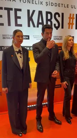 Kadın ve Demokrasi Vakfı Mütevelli Heyet Başkanı Sümeyye Erdoğan Bayraktar, davetlilerle fotoğraf çektirdi. #fulyaöztürk #kenanimirzalioglu #sinemkobal #magazintiktok #kesfetteyiz 