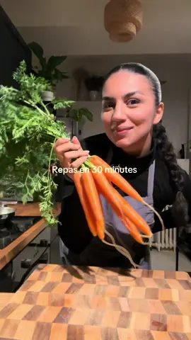 Repas gourmand et simple:  Velouté de chou-fleur et pomme de terre: Ingrédients : chou-fleur, pommes de terre, lait de coco, muscade, thym, sel, poivre cuire les légumes, mixer avec le lait de coco, assaisonner avec sel, poivre, muscade et thym Oignons caramélisés au miso: Ingrédients : 65 g miso (blanc ou brun), 65 g beurre, 650 ml eau, oignons faire fondre beurre + miso, ajouter l’eau et les oignons, couvrir, cuire 30 min à four max, retirer le couvercle à mi-cuisson, épaissir la sauce avec 1 c. à soupe de maïzena, rectifier l’assaisonnement Carottes & truite  Ingrédients : carottes, sel, poivre  assaisonner et cuire vapeur avec le saumon ou la truite Version Thermomix : Velouté : 20 min / 100°C / vitesse 2, puis mixer 30 s / vitesse 8 Ajouter les carottes et le poisson : 20 min / Varoma / vitesse 1, en panier vapeur pour le poisson