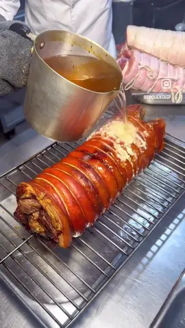 O MAIOR TORRESMO DE ROLO DO BRASIL! Fomos conhecer o restaurante @machadomooca e o que encontramos foi uma verdadeira maravilha! Os pratos são super bem servidos e o torresmo de rolo é simplesmente surreal — crocante por fora, macio por dentro, e MUITO saboroso! 🤤🔥 Além disso, o atendimento foi impecável e o ambiente tem aquele clima familiar que dá vontade de voltar sempre! 📍 Rua Rui Martins, 453 – Mooca Marca aí nos comentários quem vai encarar esse rolê contigo! 📸 @esquentasp 🍽️