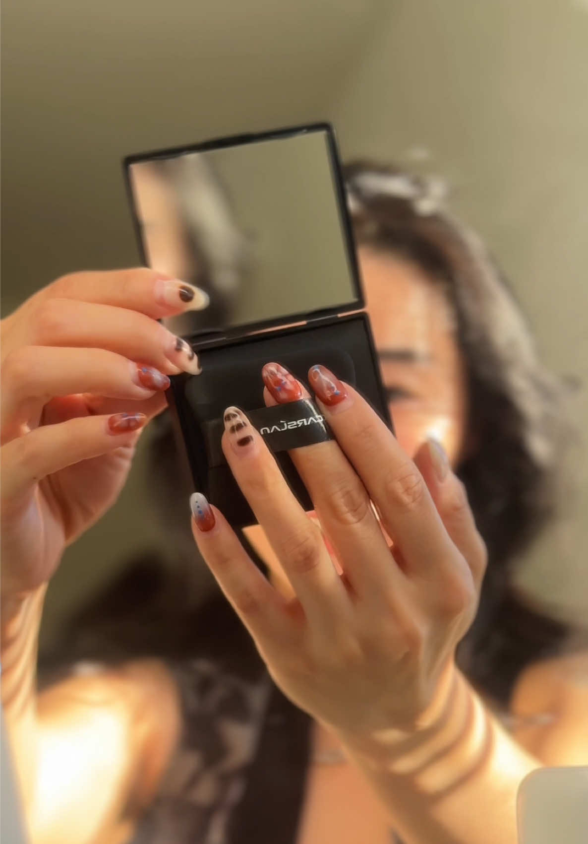 There is oil blotting SETTING sheets?! These come with powder on the sheets so when you use them they DO NOT REMOVE your makeup. It’s actually insane. @carslan_us you did this 🥹 #cbeauty #chinesemakeup #BFCM #tiktokshopblackfriday #tiktokshopcybermonday 