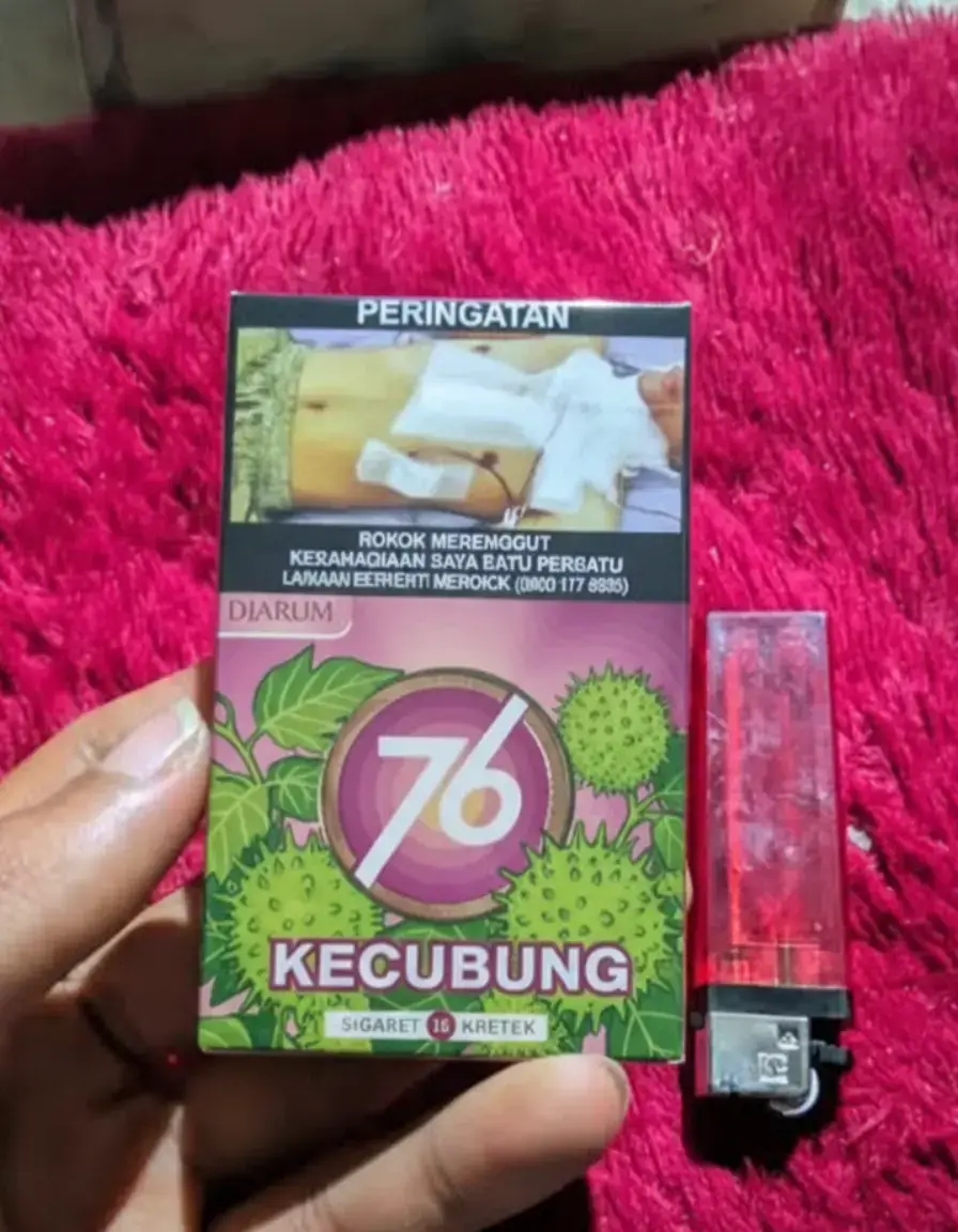 resep martabak manis Bahan-bahan: - 200 gram tepung terigu - 1/2 sendok teh garam - 1/2 sendok teh baking powder - 1/2 sendok teh soda kue - 2 sendok makan gula pasir - 1 butir telur - 250 ml air - 2 sendok makan minyak goreng - Isian (pilih salah satu atau kombinasi): - Cokelat - Kacang - Keju - Pisang - Selir (seliran kacang hijau atau kacang merah) Cara membuat: 1. Campurkan tepung terigu, garam, baking powder, soda kue, dan gula pasir dalam mangkuk besar. 2. Tambahkan telur dan air, aduk hingga adonan tercampur rata. 3. Tambahkan minyak goreng, aduk hingga adonan halus. 4. Tutup mangkuk dengan kain bersih, biarkan adonan mengembang selama 30 menit. 5. Panaskan wajan anti lengket dengan api kecil. 6. Tuang adonan ke dalam wajan, putar wajan untuk meratakan adonan. 7. Tutup wajan dengan penutup, masak selama 2-3 menit hingga permukaan martabak kering. 8. Buka penutup, tambahkan isian ke satu sisi martabak. 9. Lipat martabak menjadi dua, masak selama 1-2 menit hingga kecoklatan. 10. Angkat dan sajikan martabak manis hangat. Tips: - Pastikan adonan mengembang dengan baik untuk mendapatkan martabak yang ringan dan empuk. - Gunakan api kecil untuk memasak martabak agar tidak gosong. - Anda bisa menambahkan topping seperti cokelat, kacang, atau keju di atas martabak sebelum dilipat. Selamat mencoba! 😊 #fyp  #merokokmembunuhmu  #djarum76  #foryou 