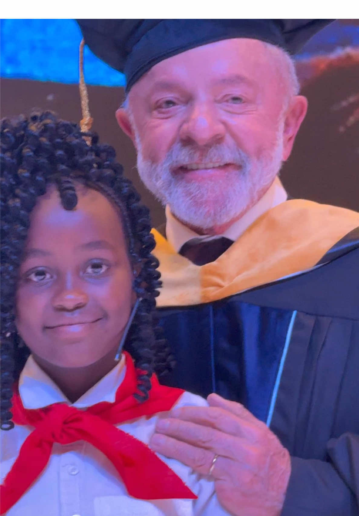 Hoje, fui profundamente tocado pela declaração da jovem Laura Cruz, de Moçambique, que me homenageou com um belo poema de Mia Couto.  Suas palavras de gratidão e esperança ecoam em meu coração, lembrando que a verdadeira riqueza está na união e na solidariedade ao redor do mundo. Juntos, como o abraço de todas as crianças por cima dos oceanos, podemos construir uma ponte de amor e compaixão que transcende fronteiras. Muito obrigado, Laura, por seu carinho e inspiração! 🌍🤝❤️  🎥 @ricardostuckert